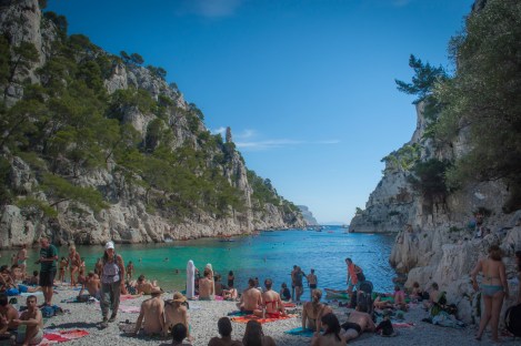 The Masses of People at En Vau